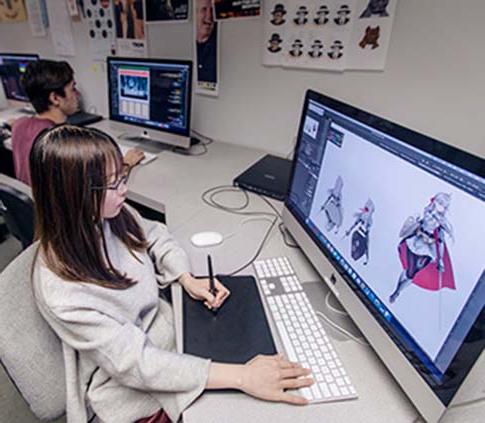 学生在计算机实验室使用图形设计程序