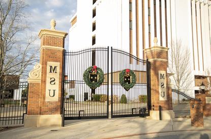 365bet体育投注地址的校园大门上装饰着节日花环.