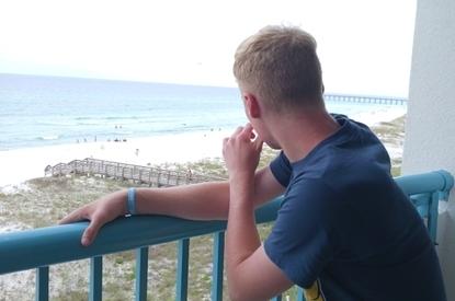 新生凯德·豪厄尔在最近的一次海滩之旅中看着大海.