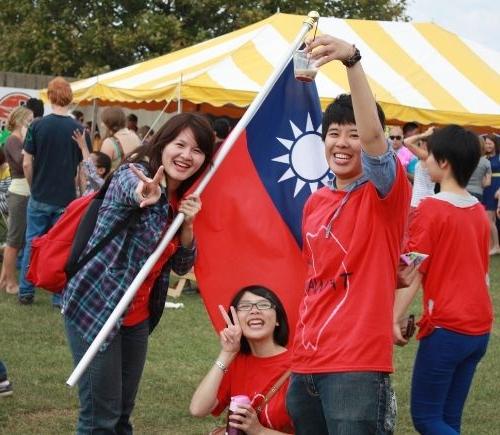 台湾学生举着国旗摆姿势.